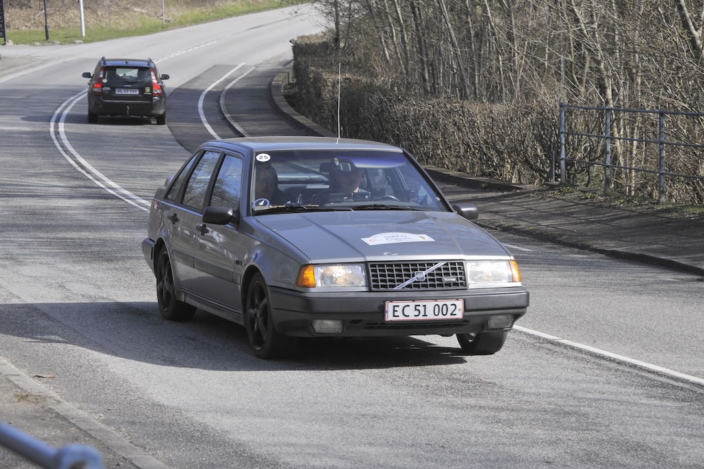 Poul Bo Madsen fra Struer har en lille hjemmebanefordel, når han skal guide Lars Palle rundt i den 37 år gamle Volvo 440 Turbo.
(Foto: Morten Alstrup)